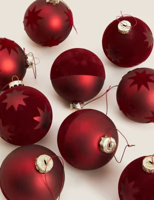 Lot de 9&amp;nbsp;boules rouges en verre &agrave; motif &eacute;toiles | Marks and Spencer FR