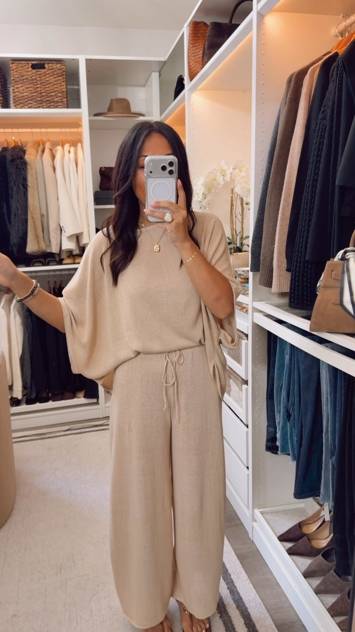 Super chic and comfortable- fits TTS 
Wearing a small

#LTKSeasonal #LTKootd #LTKOver40