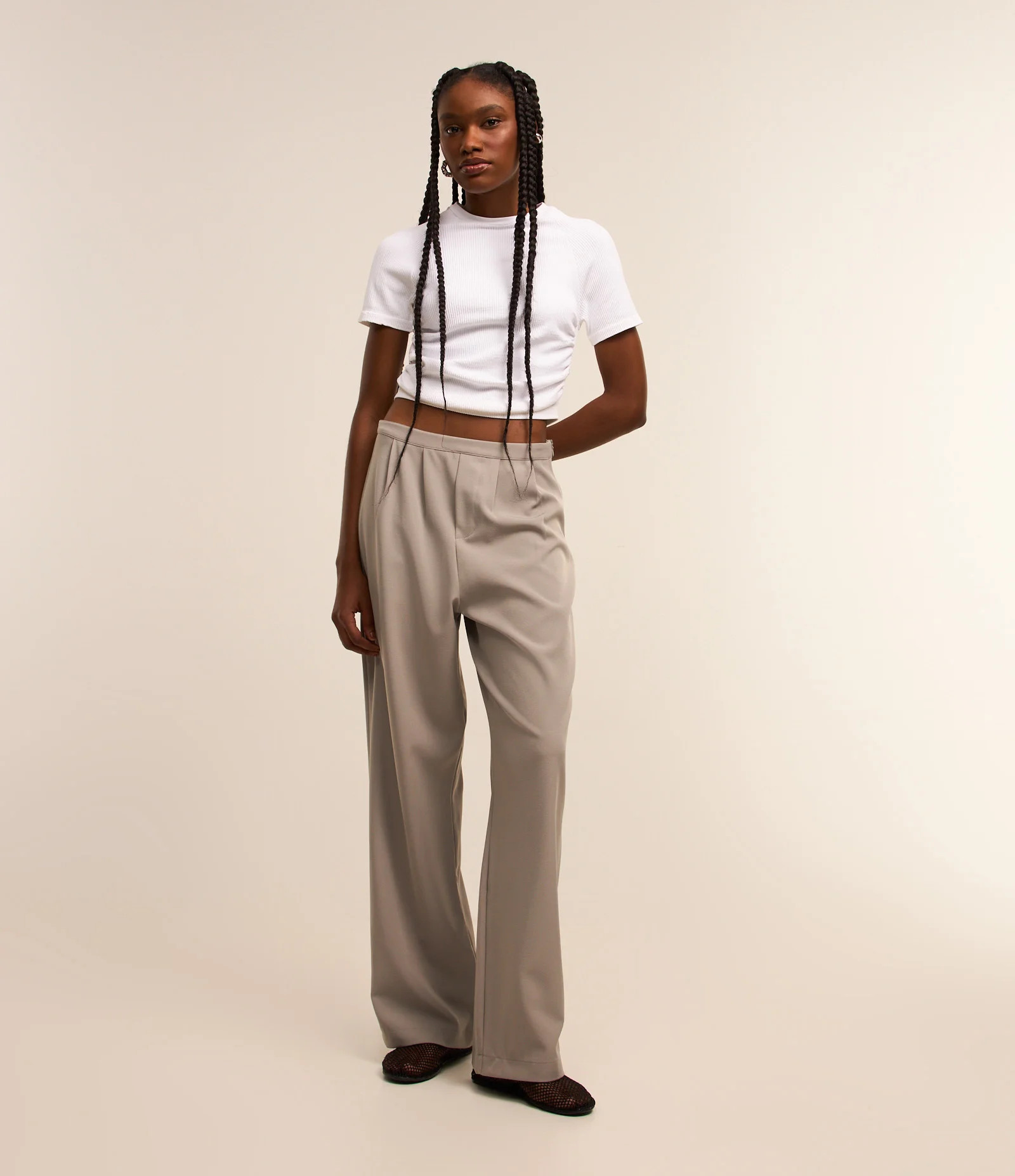 Calça Reta em Alfaiataria com Cós Fino e Pregas Cinza - Lojas Renner | Renner (BR)