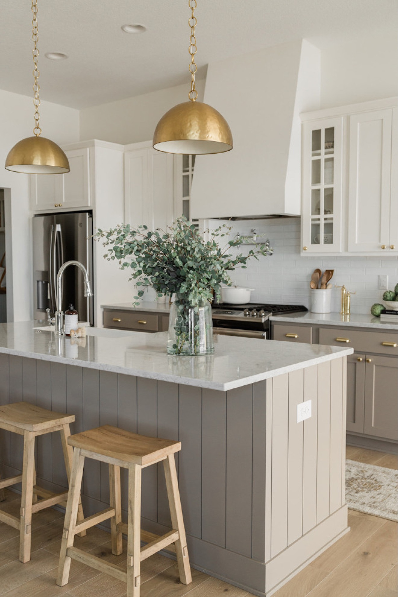 With soothing tones of taupes, brass, blues, and blacks, the color palette of this new home by @jamesmayhomes is designed to inspire you for your upcoming projects. By incorporating natural elements such as reclaimed wood, rough-cut stone, tumbled tile, and polished metals, a home is crafted to feel sophisticated yet welcoming.
Photography: @laurenkonradphoto
.
.
.
.
.
.
.
.
Follow 👉 @HomeBunch for more Interior Design Ideas.
.
.
Share your inspiring designs #homebunch
.
.
#hometohave
#currenthomeview
#smmakelifebeautiful
#doingneutralright
#sodomino
#houseenvy
#currentdesignsituation
#handmademodernhome
#mydomaine
#luxeathome
#ruedaily
#mysmphome
#designsponge
#maketimefordesign
#modernfarmhouse
#thenewsouthern
#currenthomeview
#myhomevibe
#anthrohome
#hometour
#housetour
#lightandbright #neutraldecor
#myhousebeautiful #kitchengoals
#makehomeyours 

#realhomesofinstagram

#ambularinteriorsaintgotnothingonme
#dreamkitchen

#Kitchengoals

#LTKstyletip #LTKhome #LTKsale