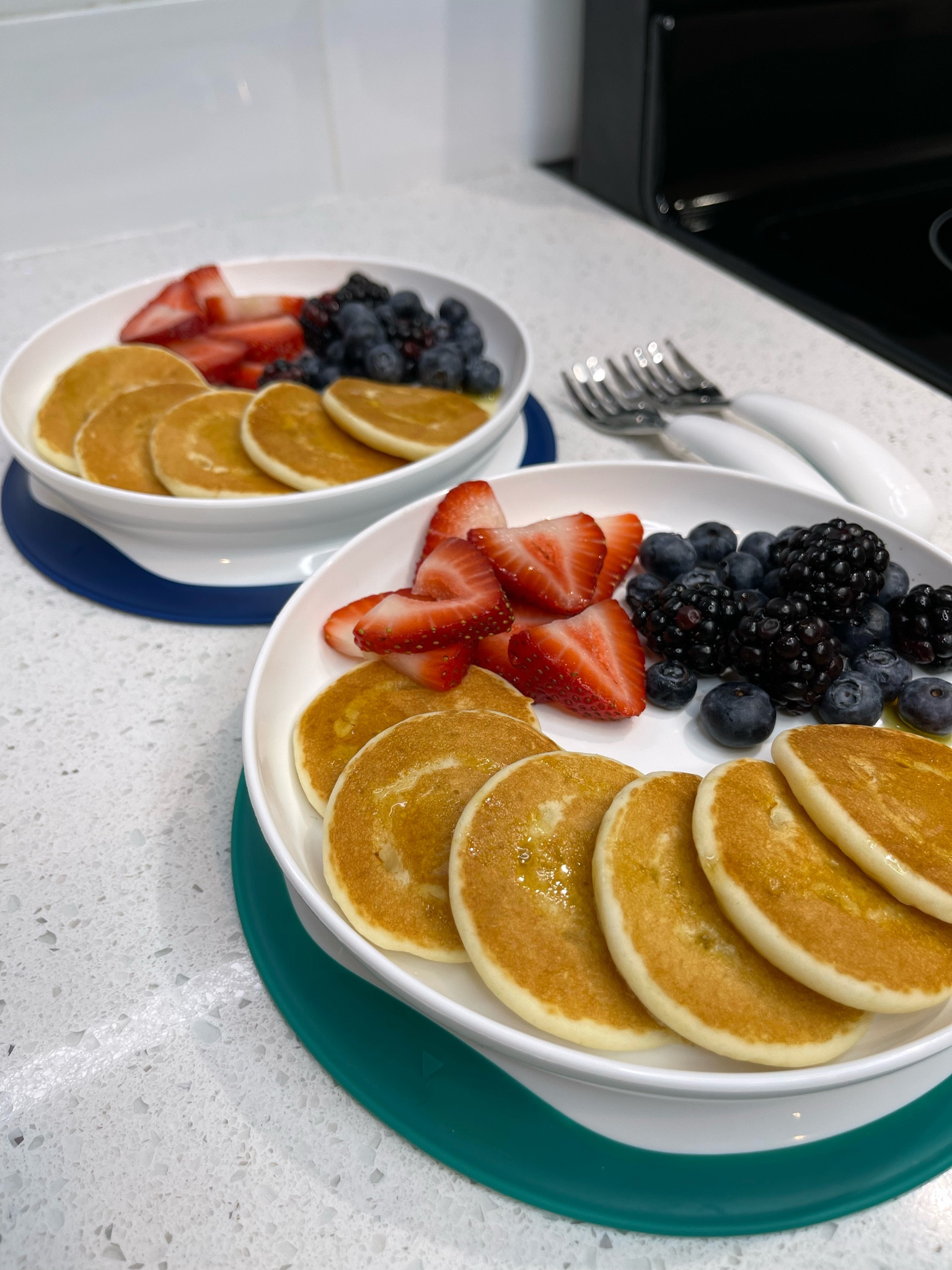 these oxo tot toddler plates are our favorite! 🍓🫐