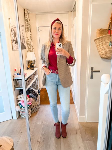 Outfits of the week

I am the first to admit I wear this blazer all the time! Get yours with Black Friday discount. 

Classic, plaid oversized blazer (M), a burgundy shirt, light blue ankle length jeans (EU40). 

Link to exact shirt: https://pzz.to/WLlj-y (M)



#LTKHoliday #LTKCyberweek #LTKSeasonal