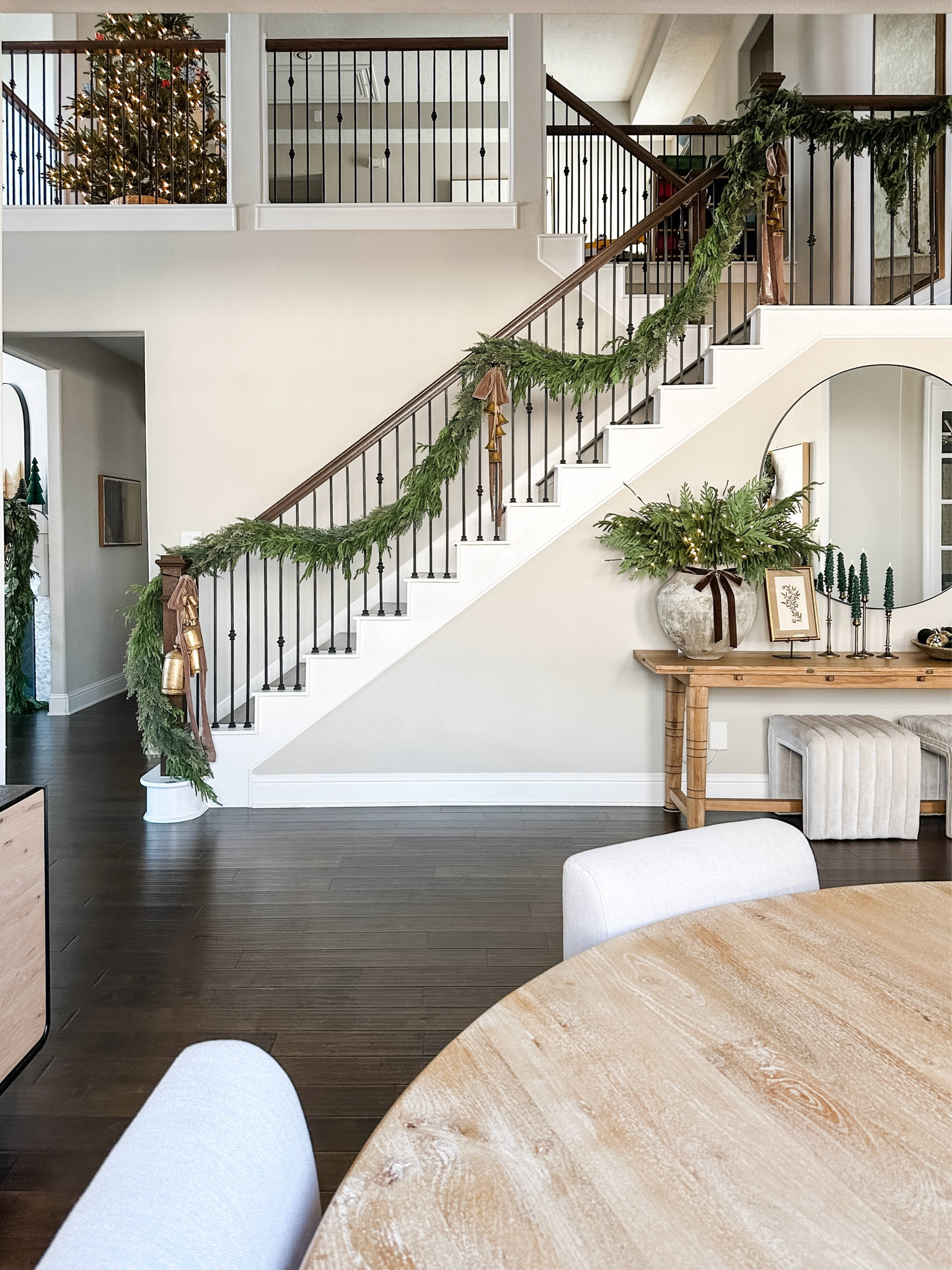 Neutral Holiday Entryway 

Neutral home  holiday home  neutral holiday  holiday decor  neutral decor  home decor  entryway inspo  garland  holiday home decor  neutral entryway 

#LTKHome #LTKSeasonal #LTKHoliday