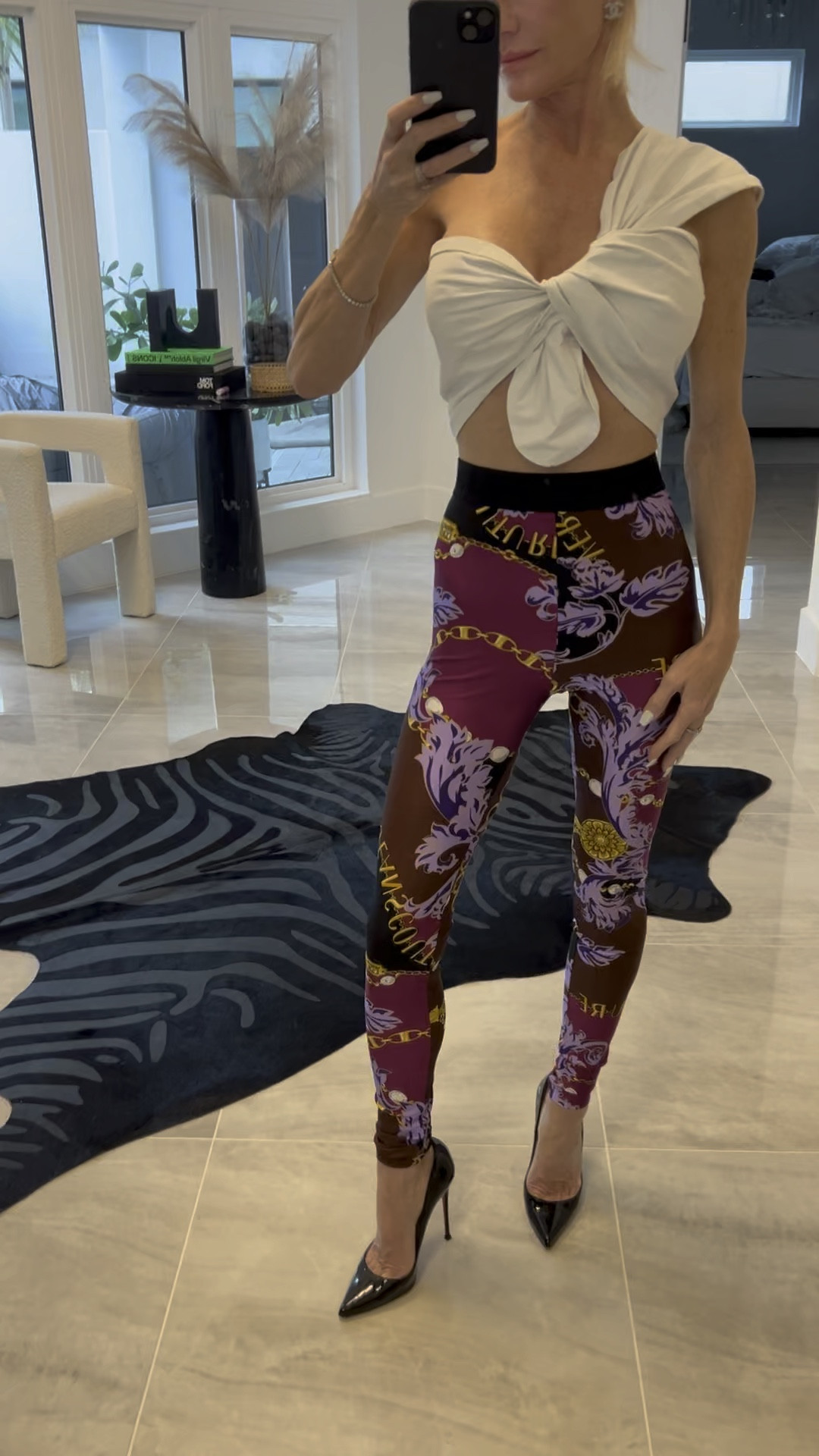 Another staple alert! ‼️🚨‼️ The number of fits I have created  with this Just Bee Queen top is insane. Definitely a “most loved” item! 

Paired it with these buttery shiny Versace leggings. Total Miami Vibez. 🌴🌴

#LTKstyletip #LTKover40 #LTKMostLoved