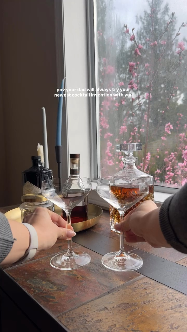 2 espresso martinis coming right up 🥂✨ 

#espressomartini #cocktailswithcass #gettingreadydrink #cocktailrecipe