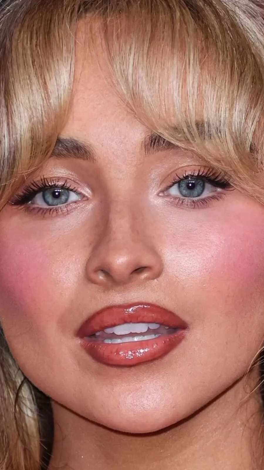 I loved this make up look she did so much I had to recreate it! 

Here’s what u used to get the look:

@rimmellondon Multi Tasker (this is an amazing dupe for CT flawless filter- I’ve been using it everyday it’s great on its own or under make up.)

@esteelauderuk Futurist Soft Touch Brightening concealer. This is so lovely to brighten under the eyes!

 @narsissist Sheer Glow Foundation in shade Barcelona. I chose this foundation as I didn’t want the coverage to be too heavy it’s such a great base for that it’s been in my kit forever.

@kvdbeauty Skin Perfecting Foundation as a bronzer in shade ‘072 Tan’ I like this to bronze over a powder because again it gives more of a natural sunkissed look over a powder bronzer. I love this product I’ve got all the shades in my kit. Great coverage doesn’t move and is nice and creamy to blend!

@fentybeauty Bikini Martini Blush- again I like creams over creams powder for a look like this where still want the skin to look like skin. This shade is EVERYTHING!

@victoriabeckham Bronzer as eyeshadow in the crease. I find this blends so well and doesn’t go patchy.

@hourglasscosmetics Ambient Lighting Strobe Pallete for the inner corners and eyelid, these are so powerful and really give that pop of light wherever you place it.

@bobbibrownuk Chocolate Lip Liner always a go to!

@charlottetilbury Penelope Pink Lipstick 🫶🏼

@rimmellondon Thrill Seeker Glassy Gloss ‘Peachy Vibes’ these are so affordable you must try! So nice. 

@wunderbrow ‘Perfect Selfie’ to seal lip liner and snatch nose contour. This is a great powder to finish with it mattify’s without leaving a trace! It’s like magic and is super affordable!

@armanibeauty luminous silk glow blush #52 this is a gorgeous shade for this look!

(I added a few freckles and a corner lash off camera)



🧚🏼

#LTKbeauty #LTKGiftGuide #LTKVideo