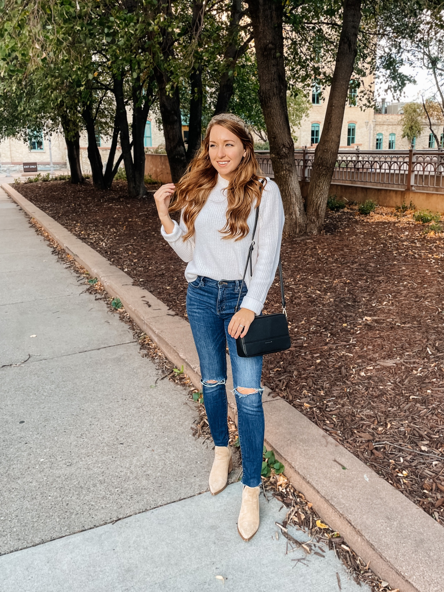 Perfect neutral fall outfit ✨🍂🍎

This sweater is lightweight yet warm and a great closet staple! Also perfect for travel this fall!

#LTKSeasonal #LTKtravel #LTKstyletip