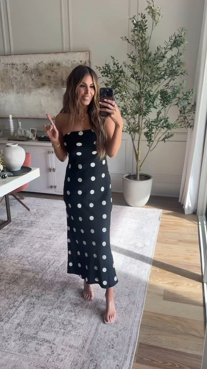 such a good staple dress for any spring and summer events! wearing a small 🖤

use code HOLLIE40 for 40% off sitewide 

 