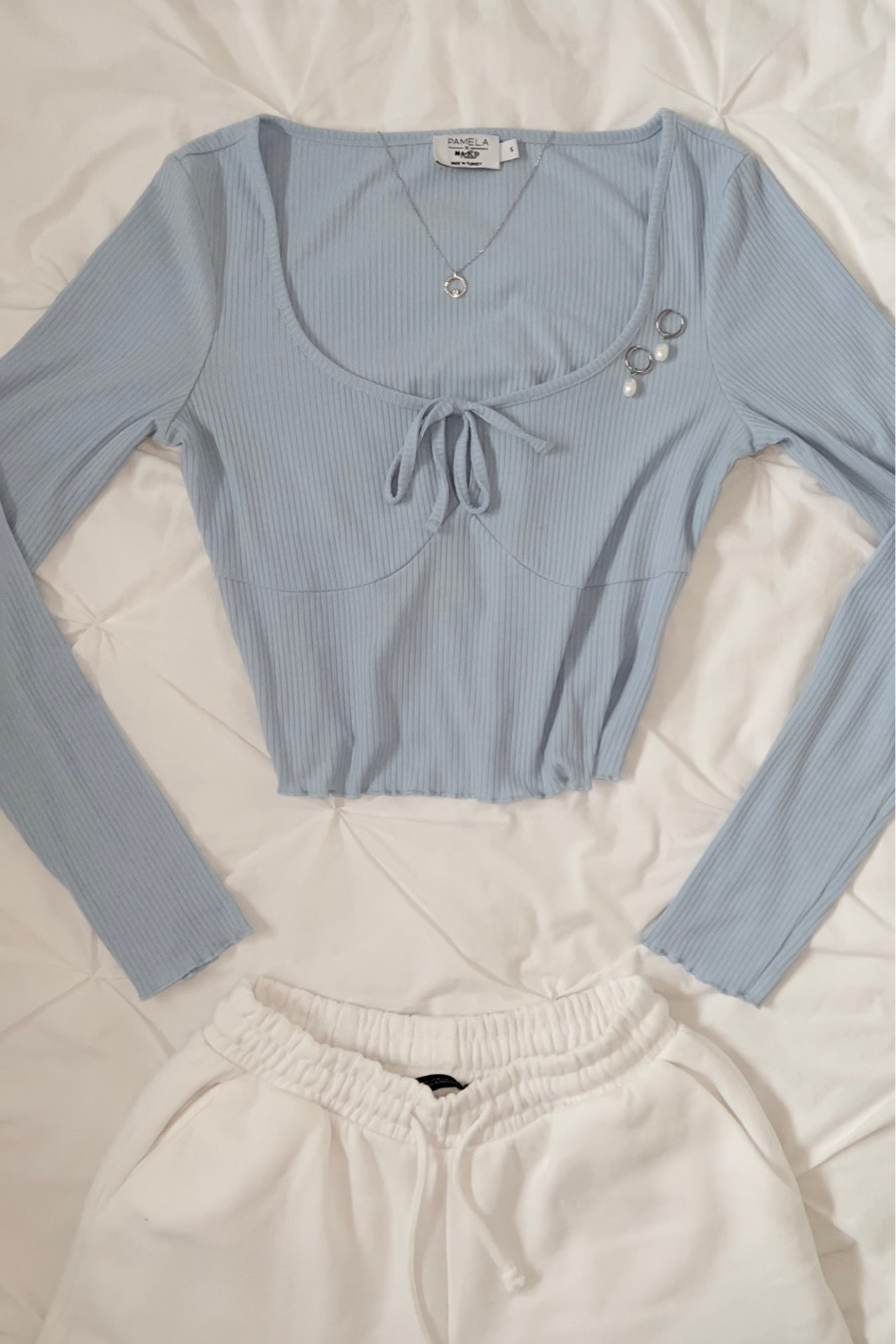 School outfit, winter fashion, 2023 fashion, basics , gold hoops , gold jewelry, sweatpants , longsleeve , beige , H&M , outfit inspo , outfit inspiration, blue jeans 

#LTKunder100 #LTKsalealert #LTKFind