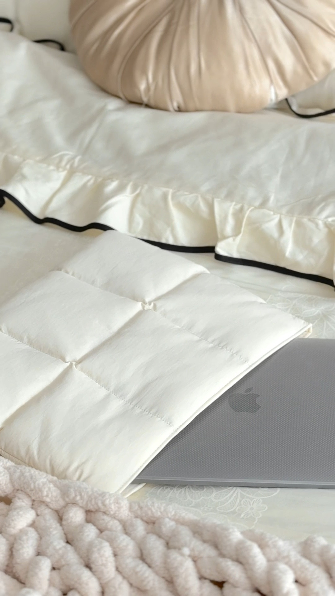 a pillow case for your laptop☁️

#LTKFindsUnder50 #LTKGiftGuide #LTKVideo