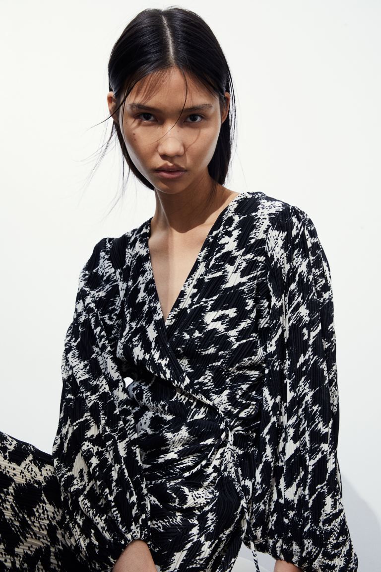 Plissé Wrap Dress - V-neck - Long sleeve - Black/leopard print - Ladies | H&M US | H&M (US + CA)