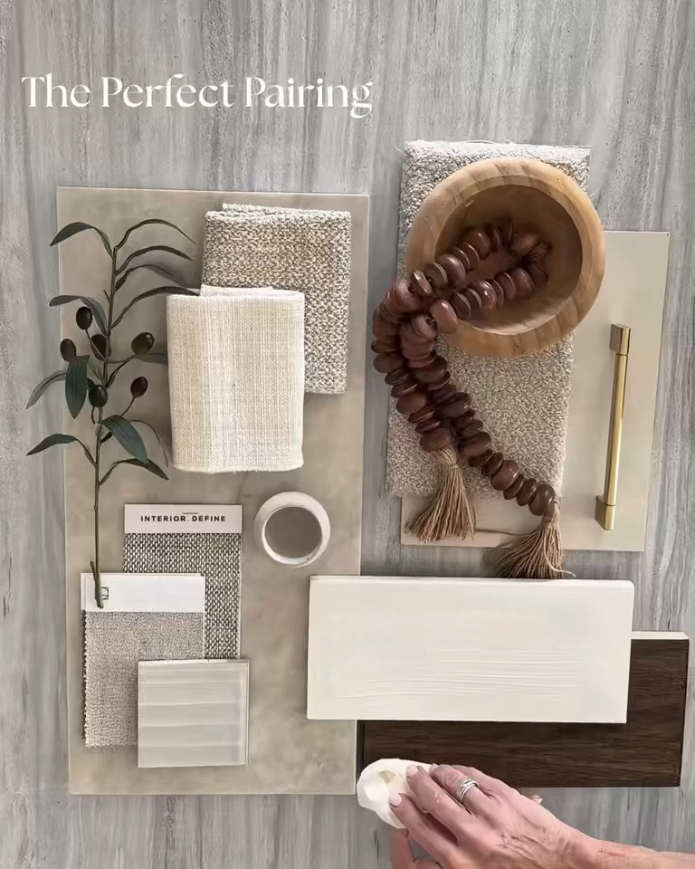 A deep moody brown and cream will forever be one of my favorite combinations — in both home and wardrobe.

It’s rich without feeling heavy, neutral without feeling boring, and classic without ever feeling dated. Dark brown brings warmth, depth, and that collected, grounded feeling, while cream softens everything and keeps the palette fresh, elevated, and timeless.

In interiors, it’s the perfect balance of cozy and sophisticated — think dark wood tables, creamy upholstery, warm walls, and layered textures. In fashion, it has the same effect: a chocolate brown sweater, a pair of cream linen pants, a suede bag, or the perfect off-white cropped jacket … effortless, expensive-looking, and always chic.

Some pairings just work — and dark brown + cream is absolute perfection. 🤎