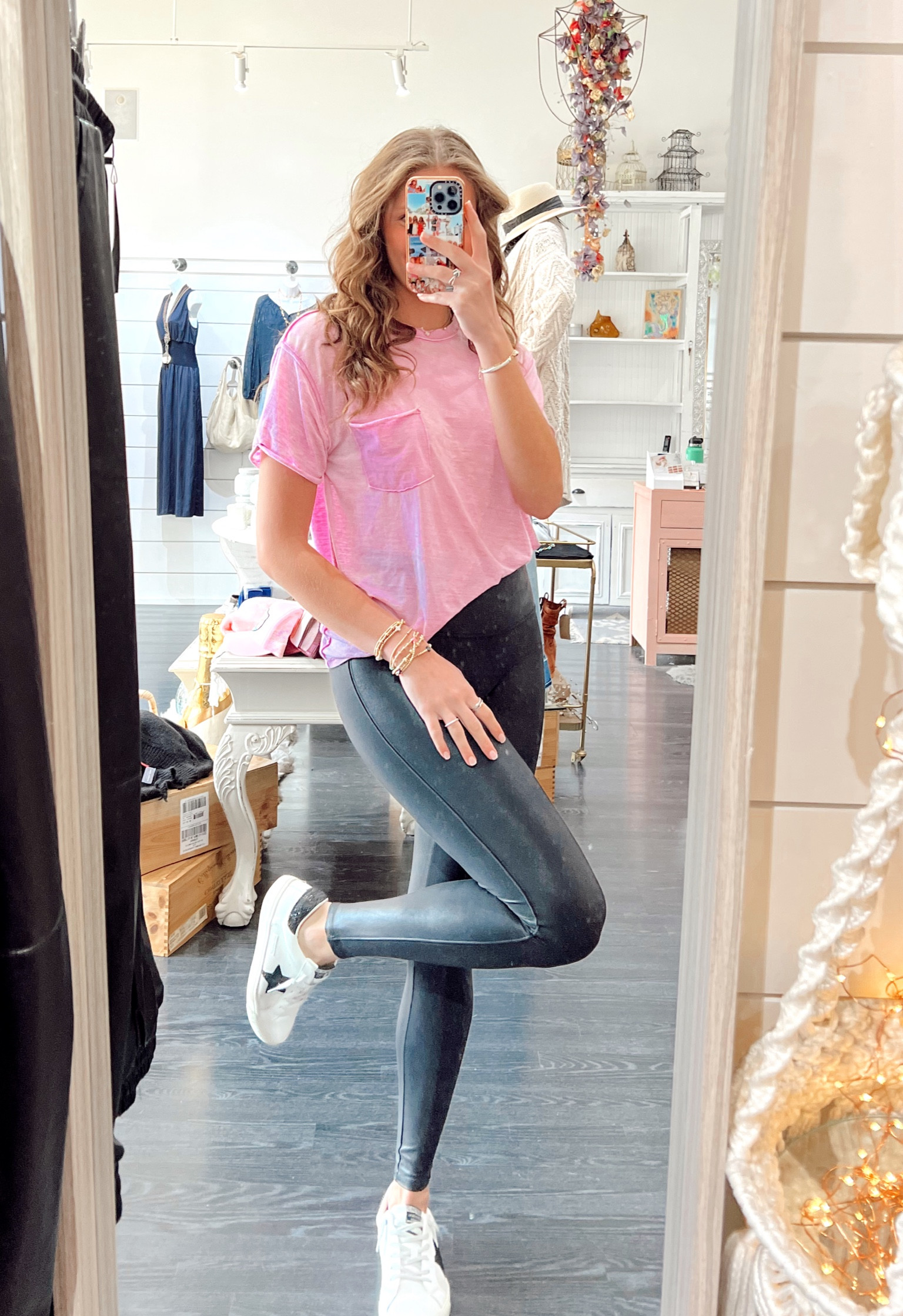 Outfit con sneakers outlet rosa