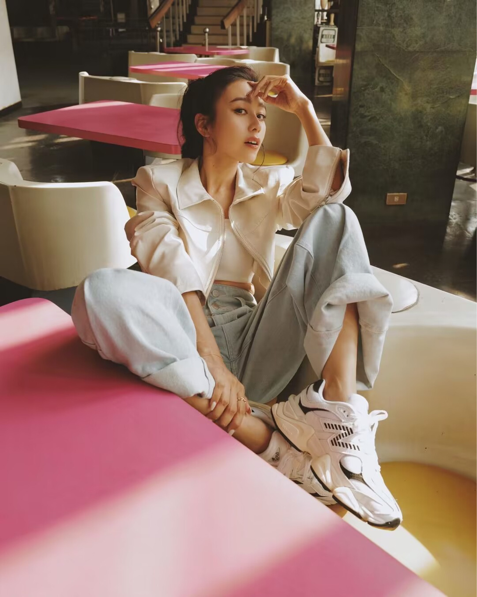 你們是勇敢做決定的人嗎？

我是！
每次要做一件重大的決定前
是不是都會陷入選擇題
總會擔心結果不知道是好是壞
但是，其實只要跨出第一步
新的一切與可能性才會發生！！！

就像是剛開始要創立服裝品牌時
我也擔心過各種可能性🥺
款式會讓大家喜歡嗎？
會遇到什麼困難嗎？

結果每當看見各位女孩穿上我的衣服幸福的樣子☺️
讓我覺得的很感謝當初做了這個決定
我也因為這樣、與團隊一起成長&學到了很多
你們呢？陷入選擇題的時候？會怎麼解決？

-今日穿搭

這次穿上New Balance 9060
之前看到IU穿這款就覺得特別好看！！！
一收到鞋款時就覺得又帥氣又復古🖤
卻又帶點未來的設計感
奶油色的鞋底搭配白色鞋身的流線鞋面
內外的N字LOGO有做不同的設計
整體搭配時可以很帥氣！也可以很清新
穿上後實在越來越喜歡🫶🏻🫶🏻
這天穿著它拍攝一天～
因為有吸震跟柔軟中低科技
整體包覆度跟柔軟度都很舒適😌

這雙是不是很適合我今天的帶點個性感的休閒穿搭
超愛復古籃球鞋配上牛仔大寬褲的感覺😆
這天來超復古的保齡球館拍攝 🎳
整個超有千禧世代氛圍～～～

大家一定要到店試穿看看！！！
#LTKtaiwan #LTKasia


#LTKstyletip #LTKfit