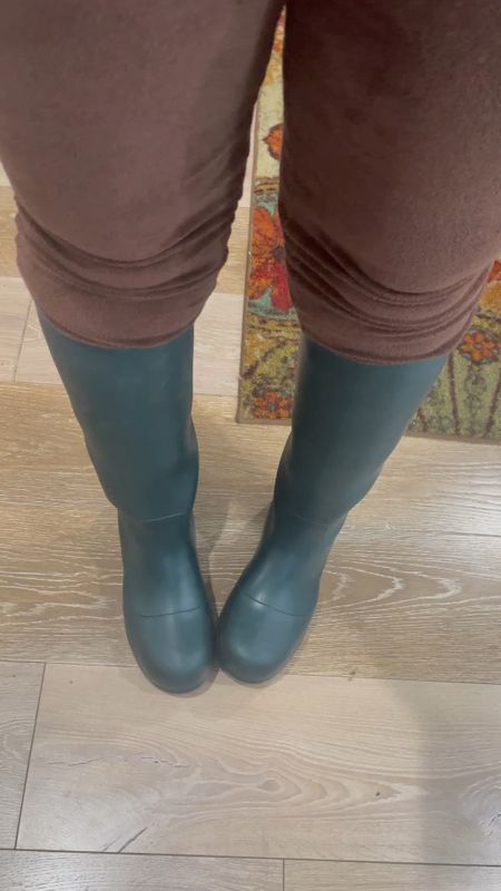 The perfect knee high rubber rain boots #kneehighboots #rubberboots