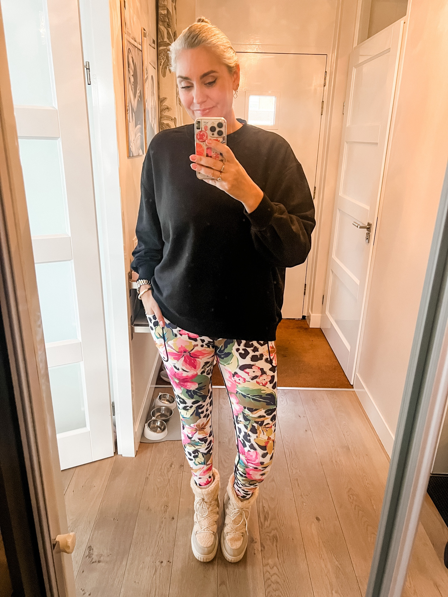 Ootd - Friday. I totally planned on getting dressed but life had other plans so I stayed in my workout clothes all day. Leggings Maya Freya, oversized black sweatshirt over a sport top and snow boots 🤷🏼‍♀️



#LTKfitness #LTKeurope #LTKnederlands