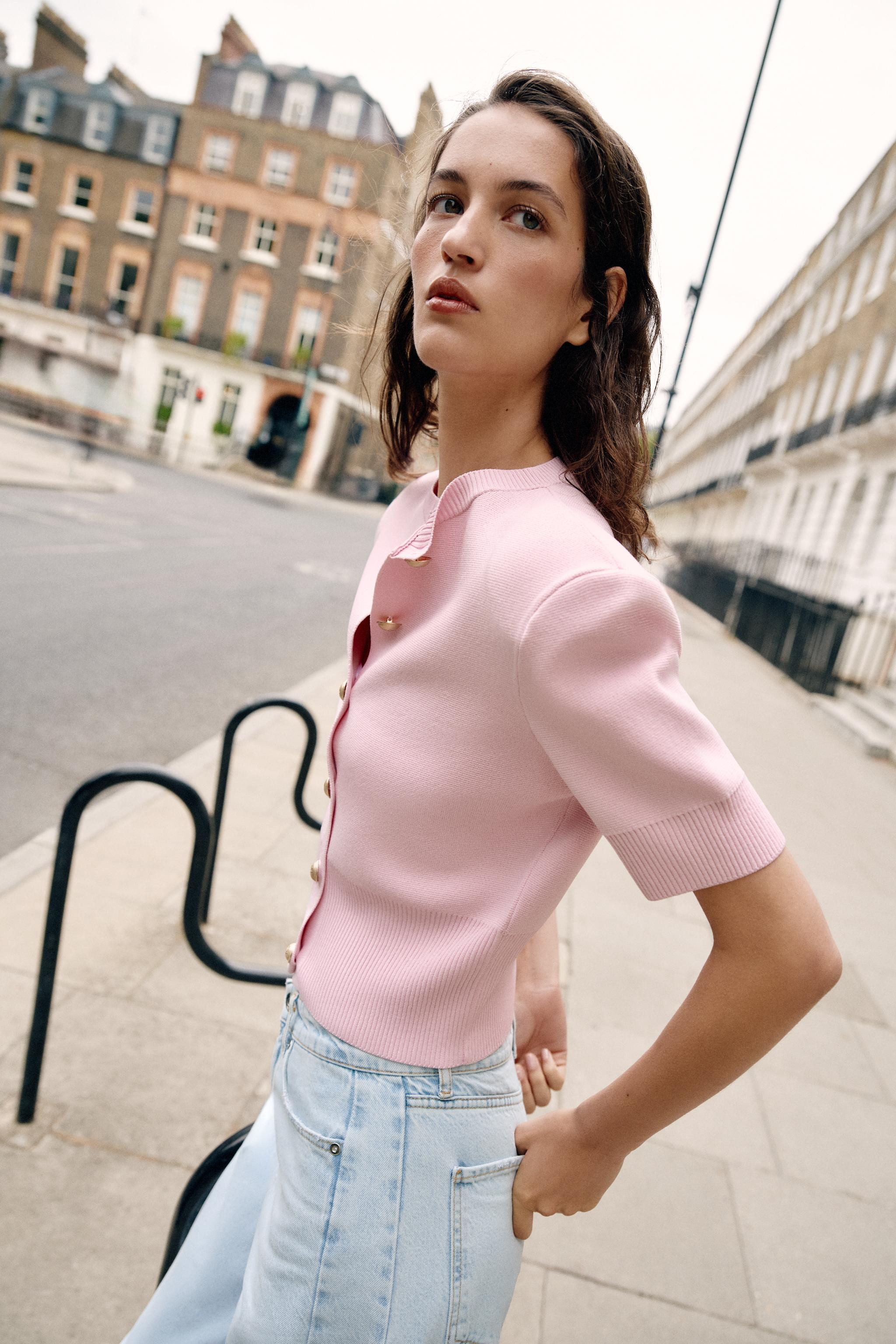 Kurze Jacke mit Schulterpolstern | Zara DE