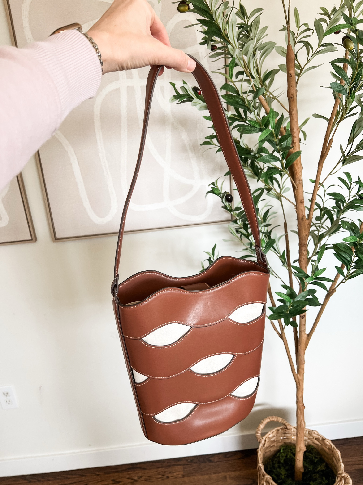 Walmart look for less handbag, comes in two sizes and colors. #walmartfashion 