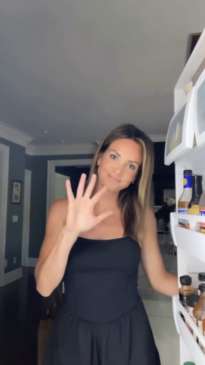 Not gonna lie lately I feel like I don’t have the bandwith for much more when it comes to packing for work. I’ll get back into my #mealprep groove eventually but for now this is working for me. I’m sure lots of you are in the same boat. I am out of sorts this summer and not in any sort of routine whatsoever. But still trucking along and doing my best! If you’re in the same boat I totally feel you, we got this!
.
Who’s feeling the same way?