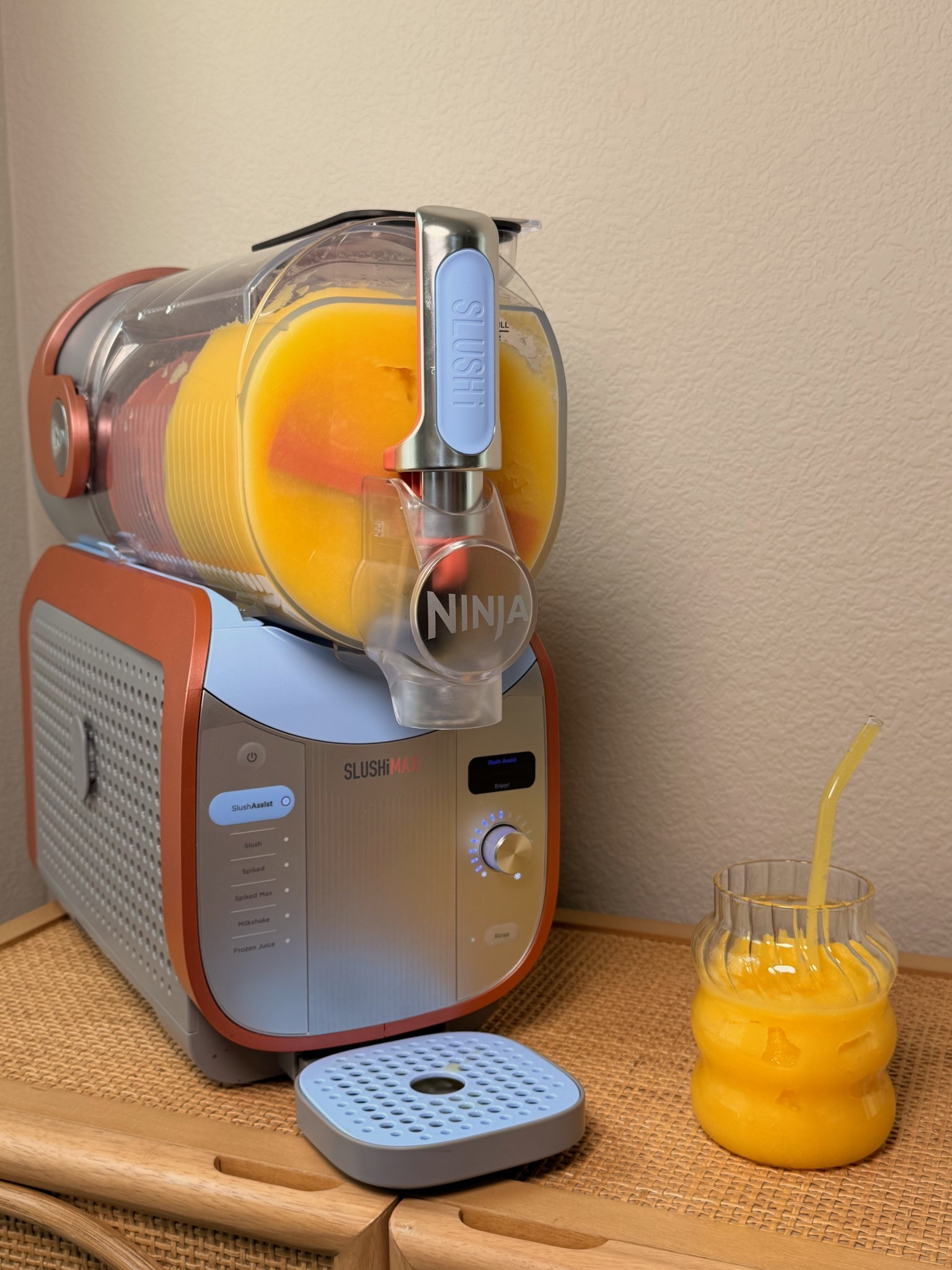 New Ninja XXL Slushie and it’s easily turned into one of my favorite purchases of 2025 🥹👏🏽 

It is so easy to use, clean, AND most drinks are ready in 15 minutes! If you love to host or just have younger kids, this is going to be perfectttt for the summer time 