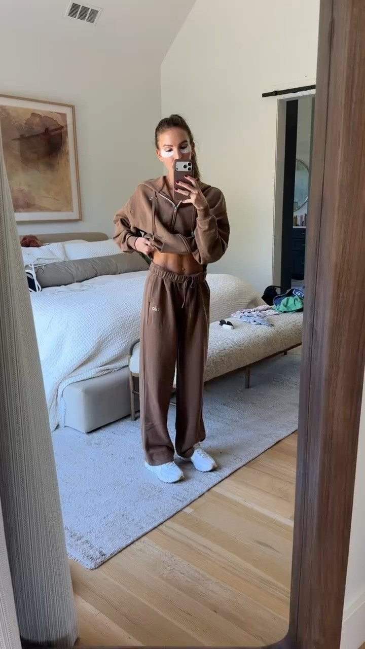 The oversized sweats you just can’t go wrong with 🤎 size down if between sizes / don’t want them super baggy!