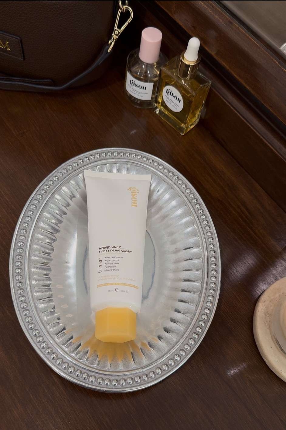 Been loving using Gisou’s newest product- the honey milk 5 in 1 styling cream!

-up to 3 day style memory
- up to 450°F heat protection
-up to 3 day frizz control
- 10x smoother hair 🤎