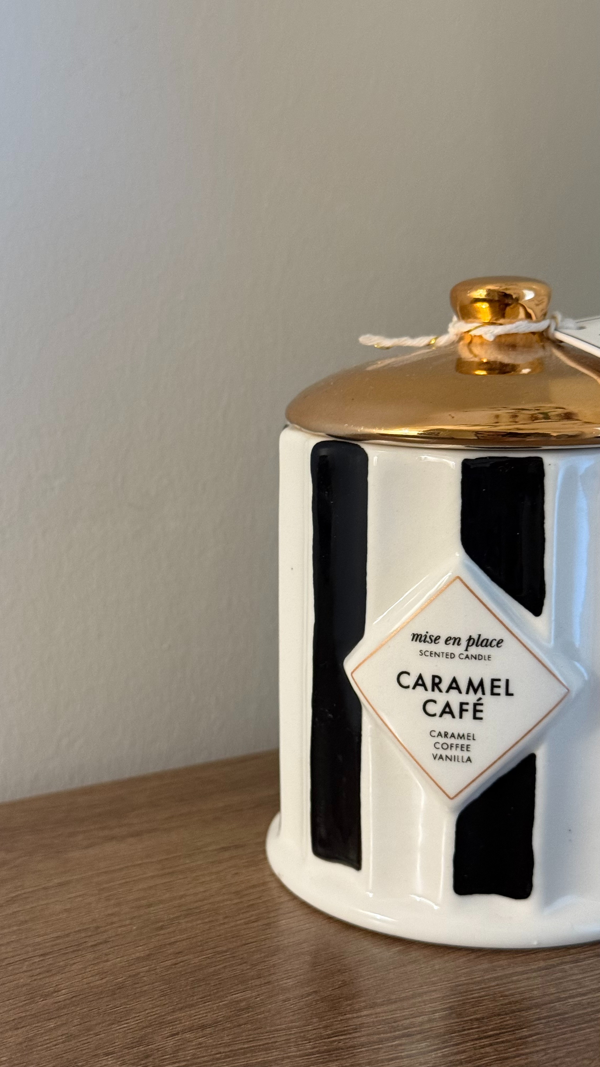Una candela che profuma anche da spenta e che arreda come un soprammobile.

A scented candle that is pure perfume even if you don't enlight it and that is a perfect design object too. 

 #LTKitalia #LTKeurope #LTKhome