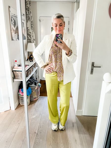 Outfits of the week

Feeling a bit under the weather but make it cute 😜

Wearing mustard green satin trousers, paired with a printed boho blouse and an off white tall blazer. 



#LTKworkwear #LTKstyletip #LTKeurope