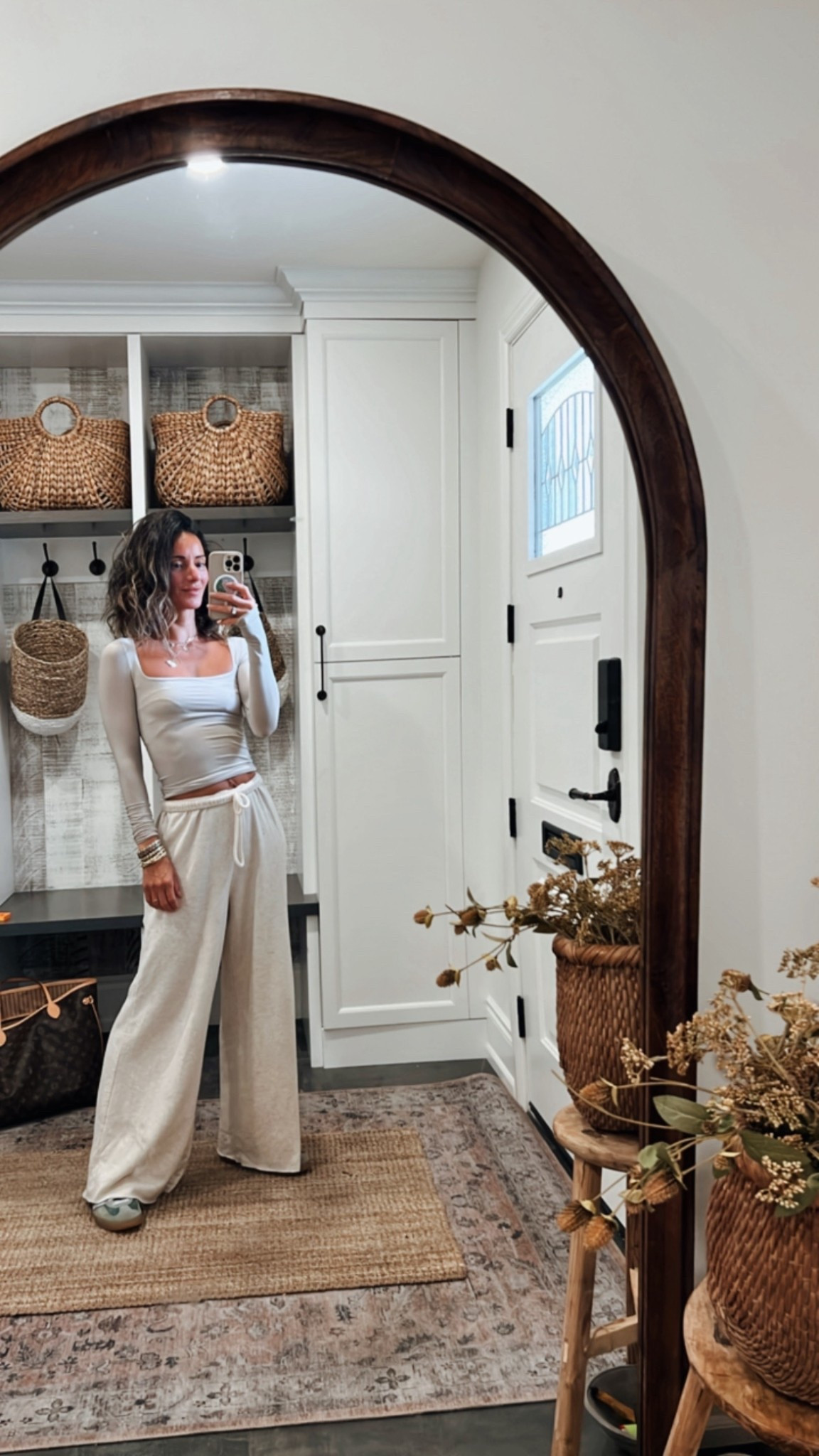 Easy wear.
Wearing xs in top and bottom, size 6 in shoes 