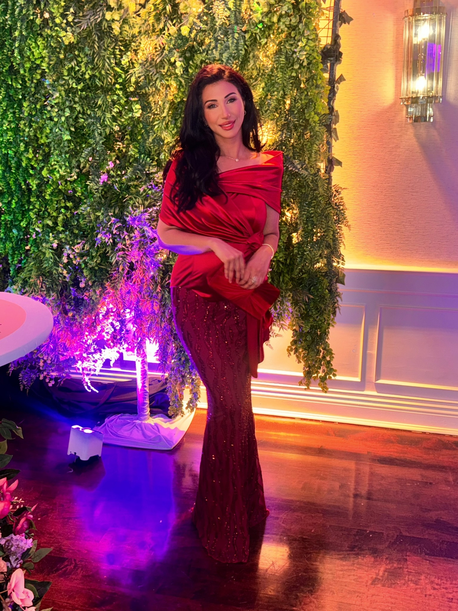 Love how you can style this dress in so many different ways 🌹I’ve been working on eliminating fast fashion from my wardrobe but this pulled me in 🙈

#reddress #weddingguest #mermaid