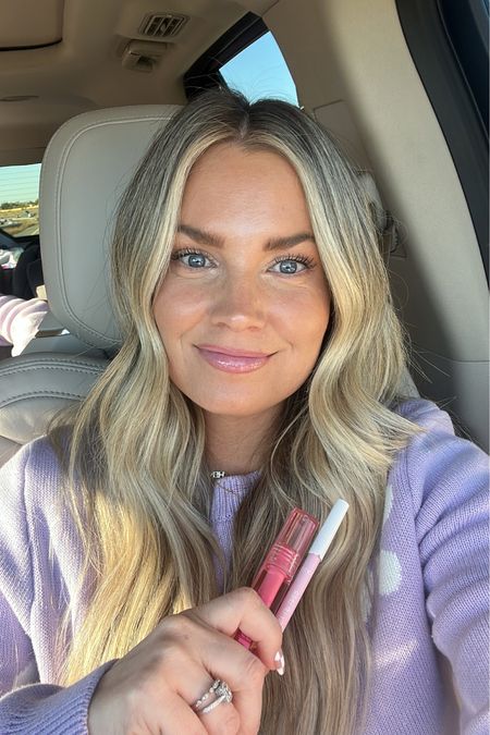 No lip filler, no problem 🤣 love this lip liner + lip plumping gloss combo!! 

Liner in color soft pink 
Gloss in blush 