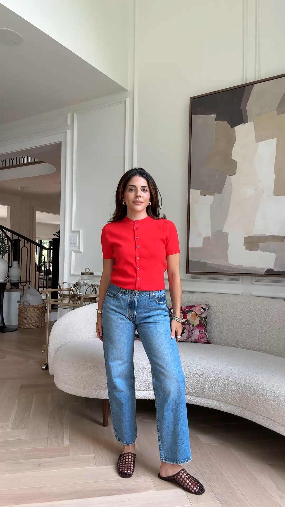 We’re going to denim school today! This is a 90s straight leg- I’m wearing size 25 (waist) with a 27” inseam 
Levi’s website does a great job at narrowing down styles based on what inseam you’re looking for. At 5’1, I prefer a 27”-31” inseam to work with the majority of my shoes 
