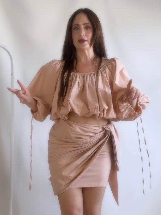 First look from my Sfera haul ✨

A romantic and feminine set featuring a structured balloon-style blouse paired with a soft wrap-effect mini skirt in a blush salmon pink tone.

I love how this outfit plays with volume and shape while still feeling light, elegant, and effortless for summer. The soft pastel shade makes it perfect for both daytime plans and more dressed-up moments.

Tap to explore similar pieces and recreate this dreamy look 💫

#LTKespana #LTKdresses #LTKsummer