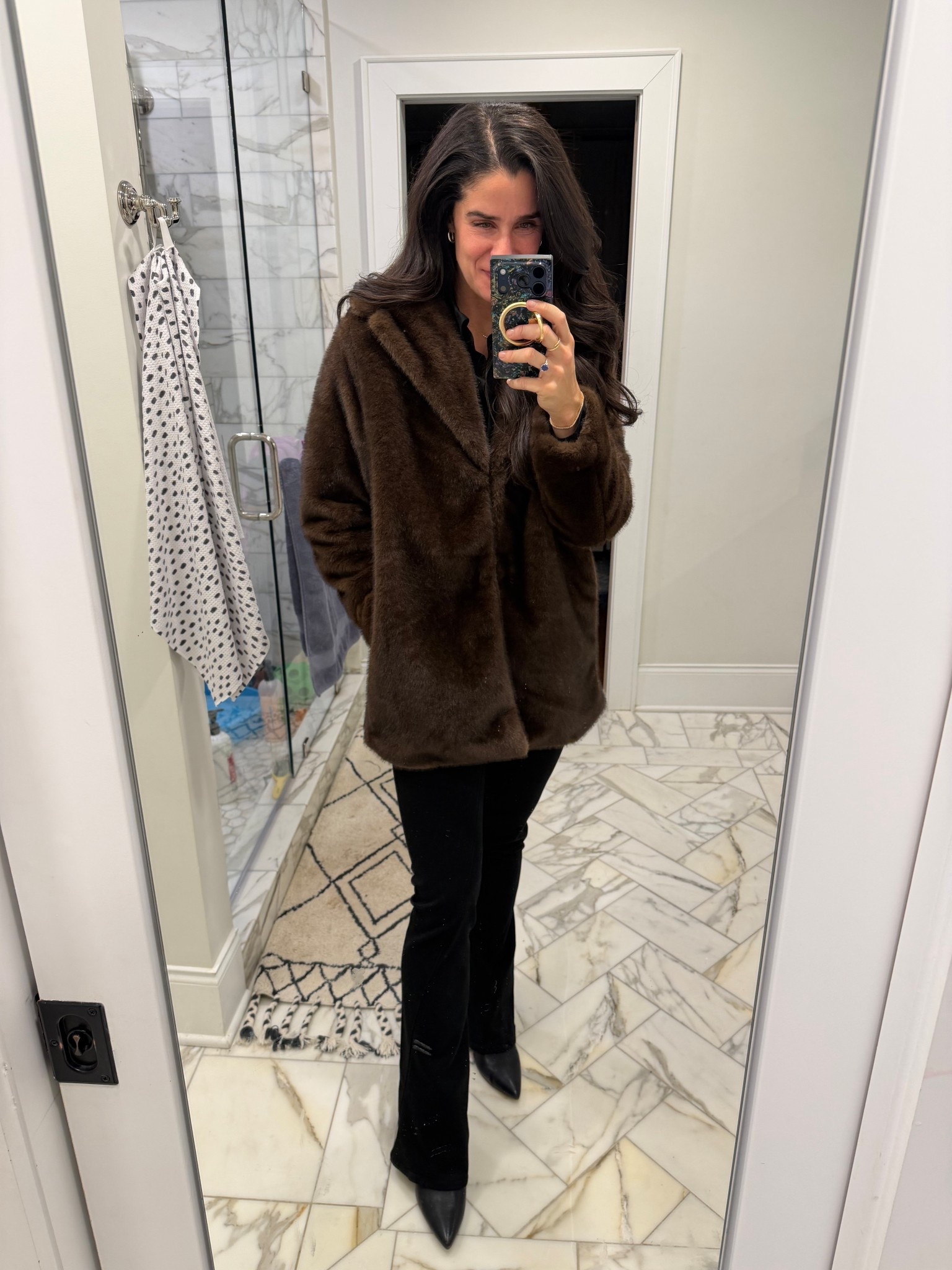 The most beautiful faux fur coat! Understated, elegant and so so comfy. Runs TTS. Wearing a Small 

I’m 5’8” for length 