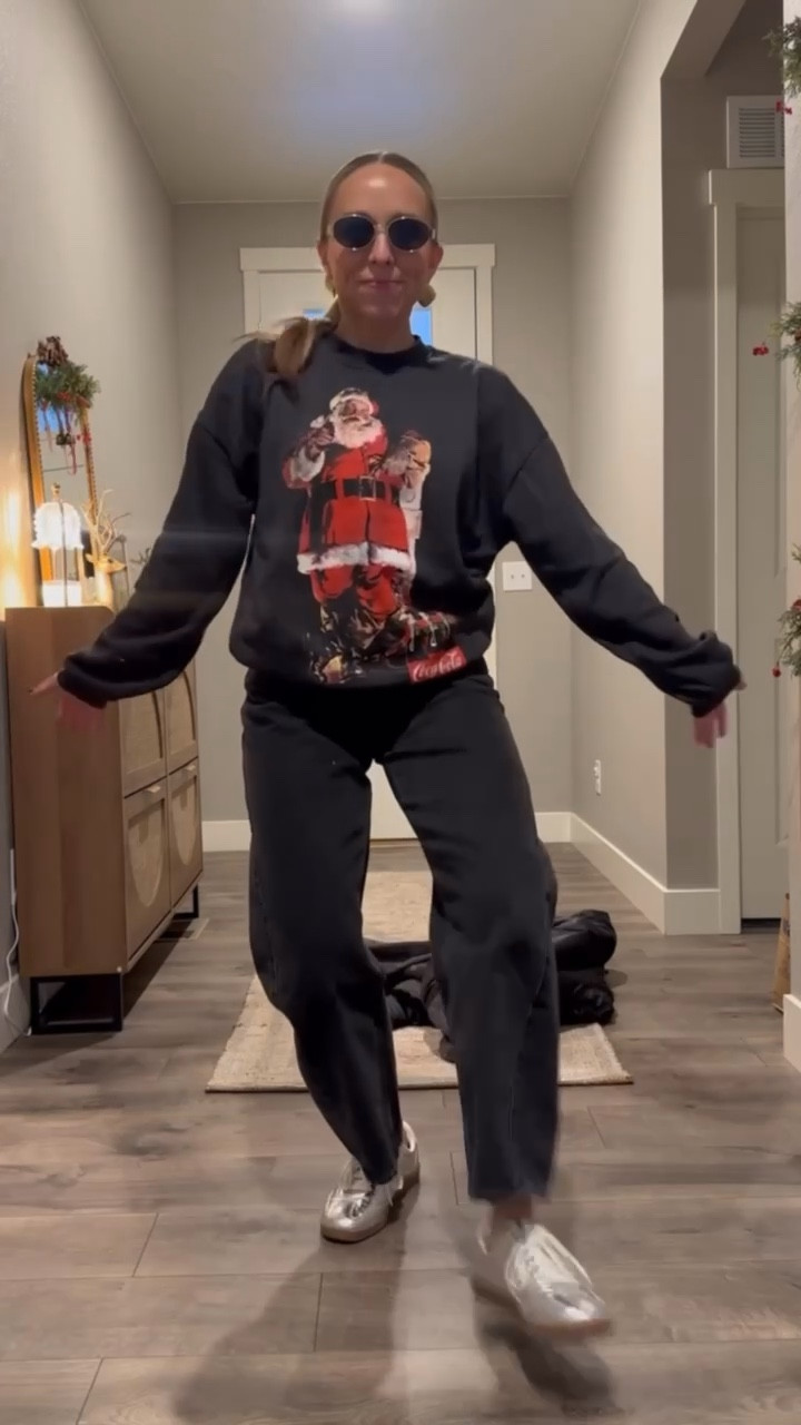 This santa sweatshirt is so fun for the holidays!! 

#LTKFindsUnder50 #LTKHoliday #LTKSeasonal