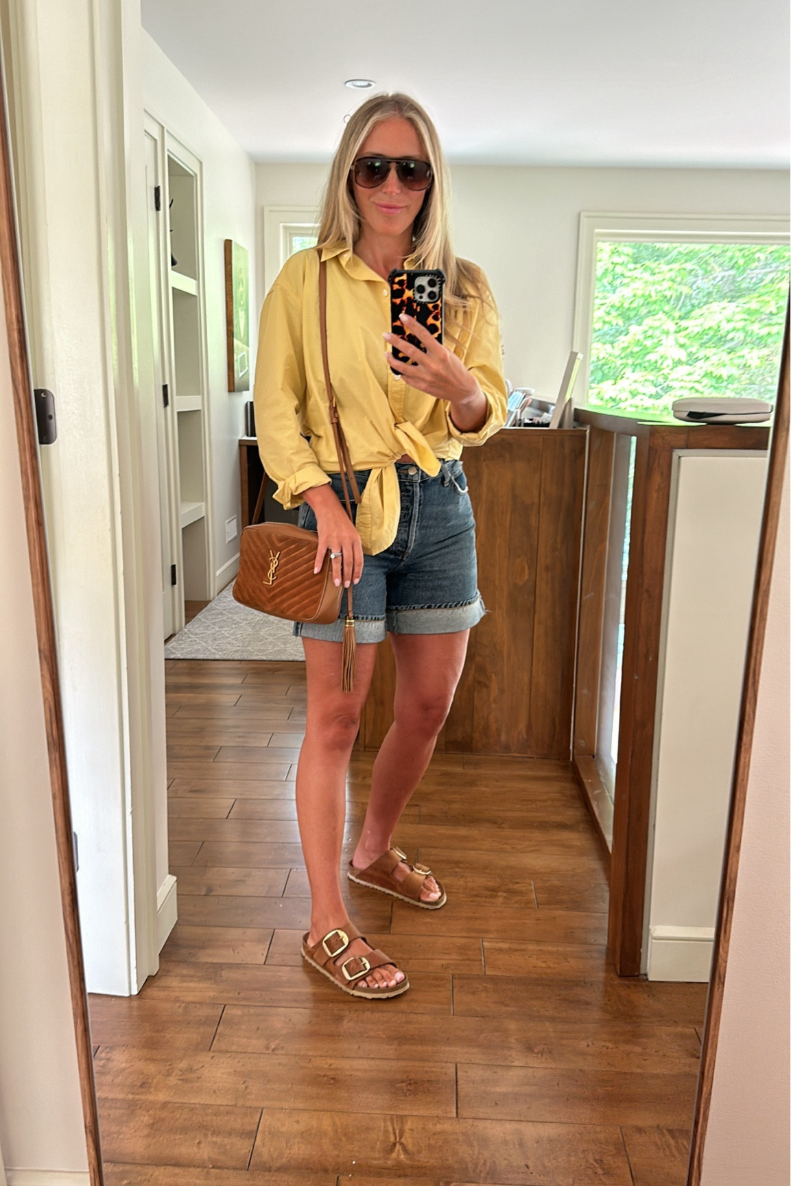 Weekend casual ootd #oxfordshirt #birkenstocks #90sprep #dameshorts