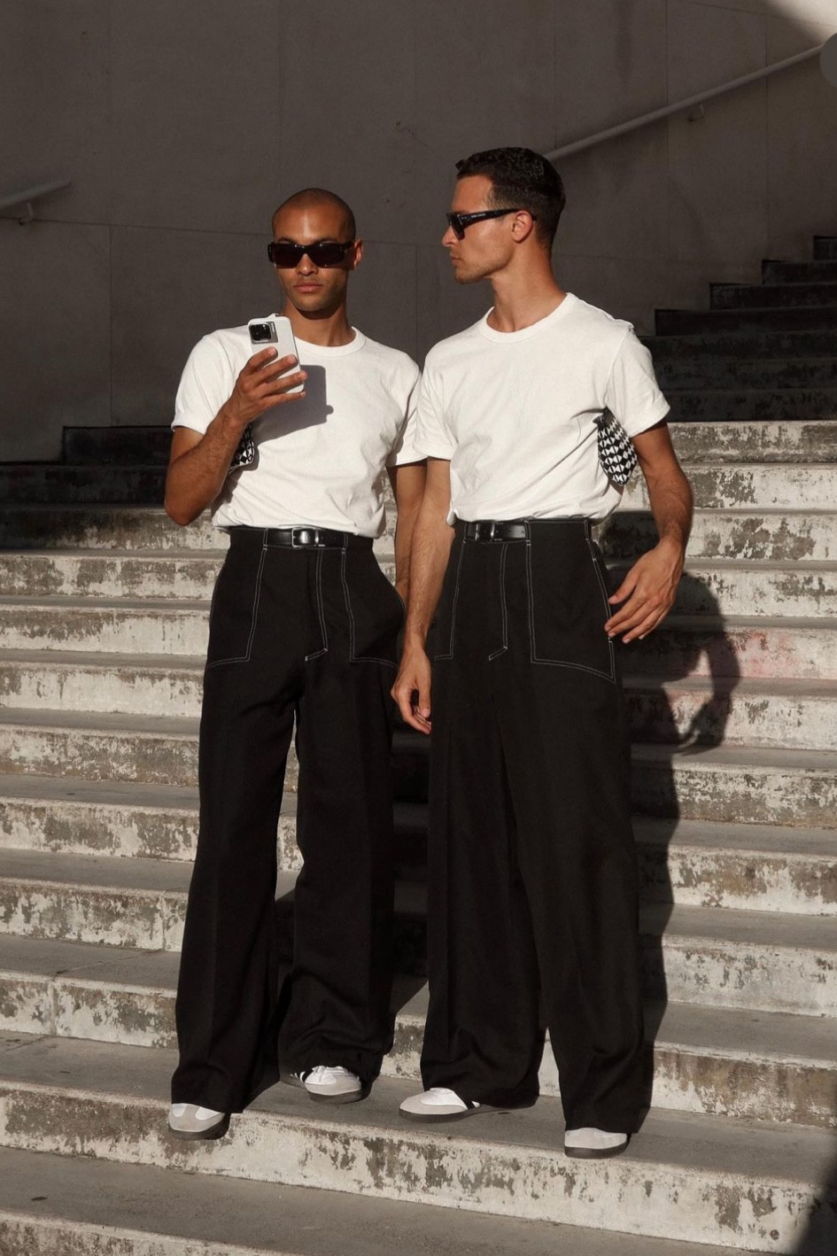 OOTD Look du jour 

pantalon ample noir à coutures contrastantes, tee shirt en coton blanc uni, tee shirt uni basique blanc, pochette, petit sac pochette, Adidas Samba vegan, baskets adidas Samba

#LTKstyletip #LTKshoecrush #LTKmens