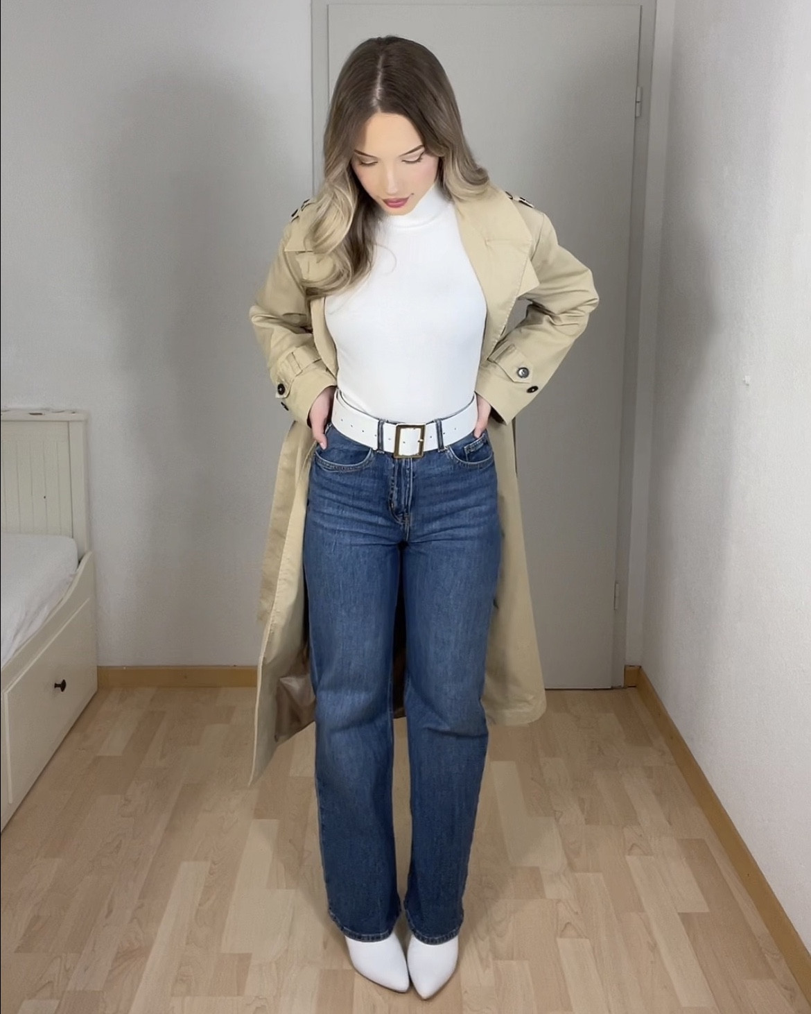 DE | Fall Outfit trenchcoat Jeans heels belt #modestoutfits #christianoutfits #linenpants #uggdupes #sweater 