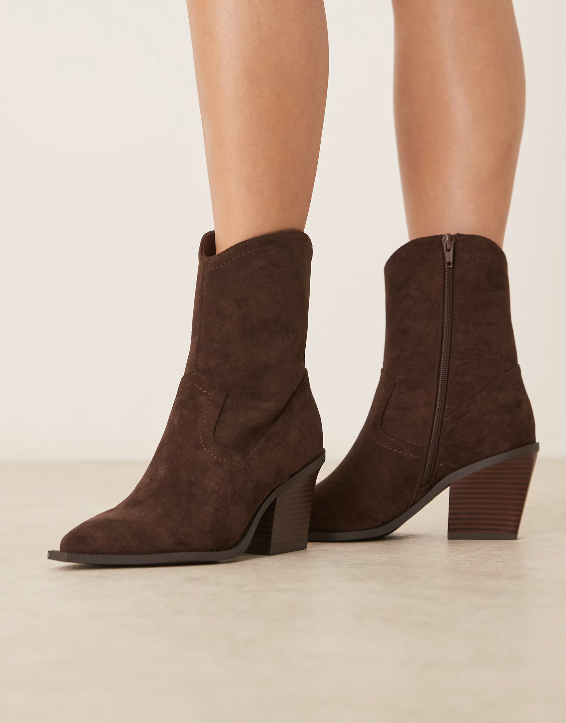 ASOS DESIGN Wide Fit – Remedy – Western-Stiefel in Schokobraun aus Wildlederimitat mit Absatz... | ASOS (Global)
