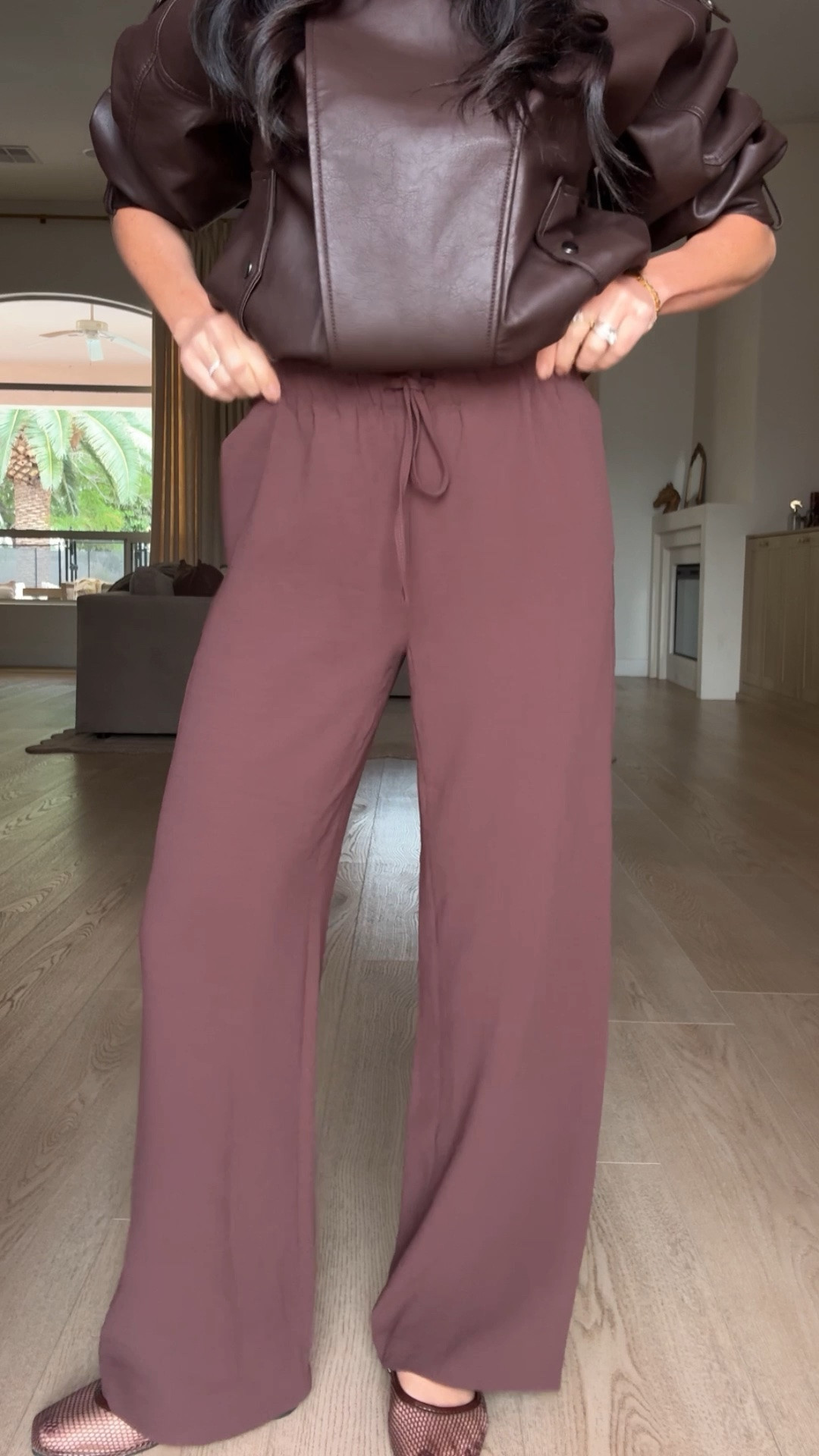 Amazon drawstring pants // great Aritzia look for less! I am in a size SMALL REGULAR // Come in many colors! 

Amazon finds

#LTKootd #LTKgrwm #LTKSeasonal