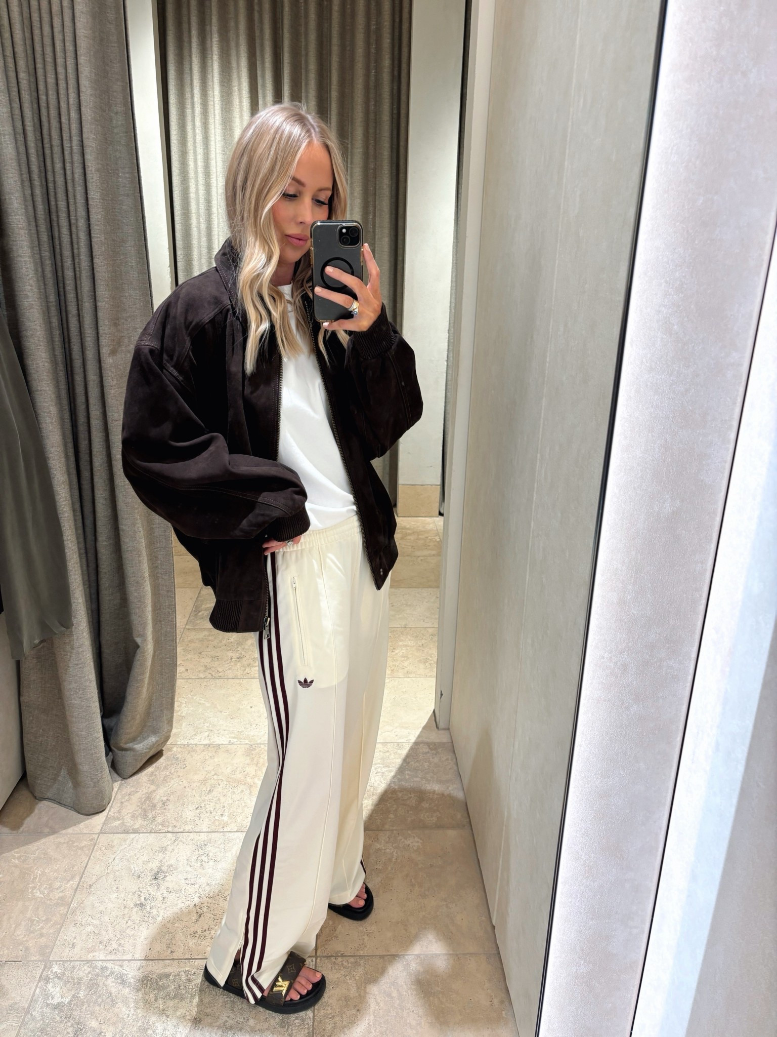 My go-to bomber has finally been restocked! It’s the dreamiest shade of chocolate, hangs beautifully, and also looks fab zipped and tucked. I went with a size 14 for an oversized feel - happy to help with sizing if you’re unsure!

I’m 5”11 and typically a size 8-10. 

#LTKstyletip #LTKwinter #LTKaustralia