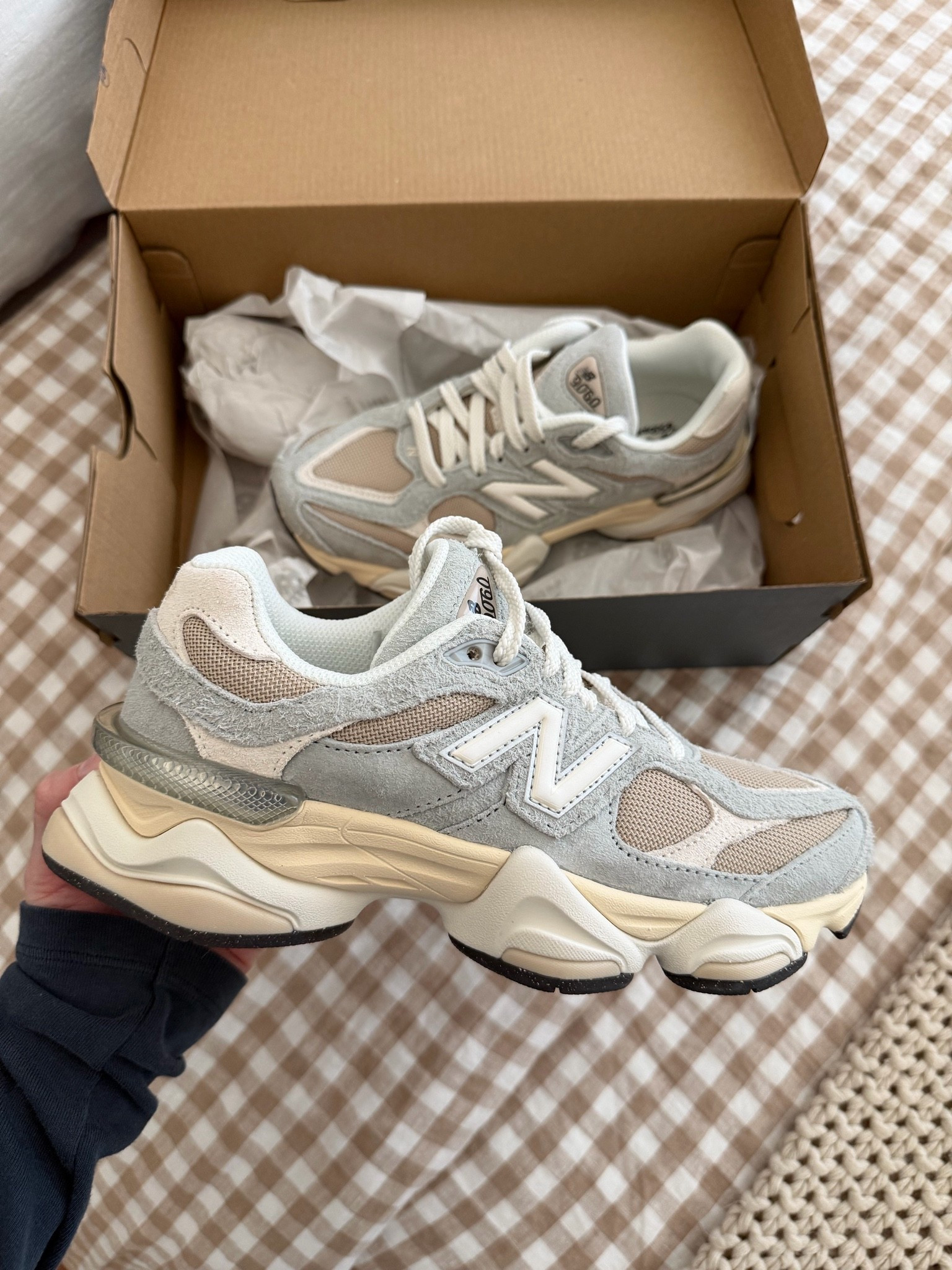 My fave comfy sneakers 🫶🏻 size up 1/2

Neutral shoes, neutral fashion, closet staples, capsule wardrobe