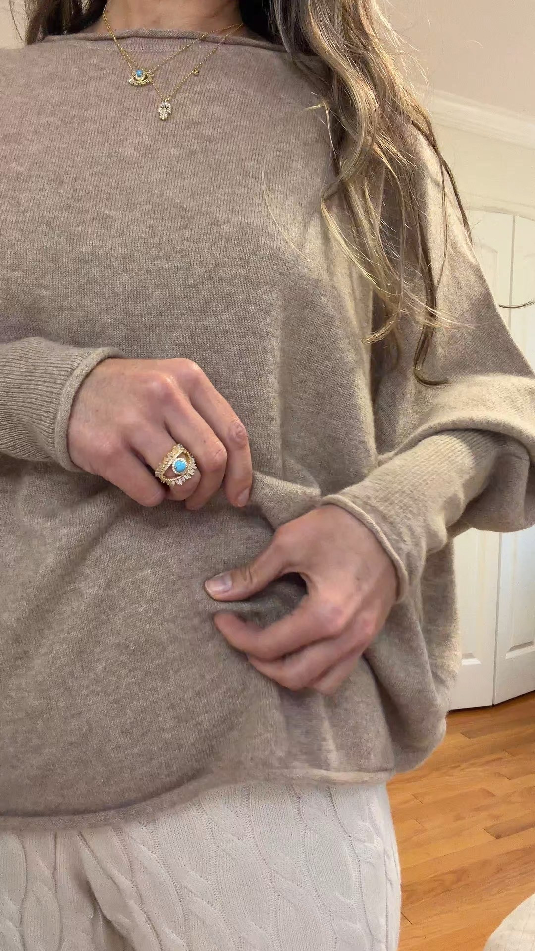 Cashmere batwing sweater sz S 
I’m 5’5” 122 lbs 
Amazing quality 
Use my code for 10% off first purchase
INFG-25JUSTGLOW01110
#LTKHoliday

#LTKgrwm #LTKMidsize