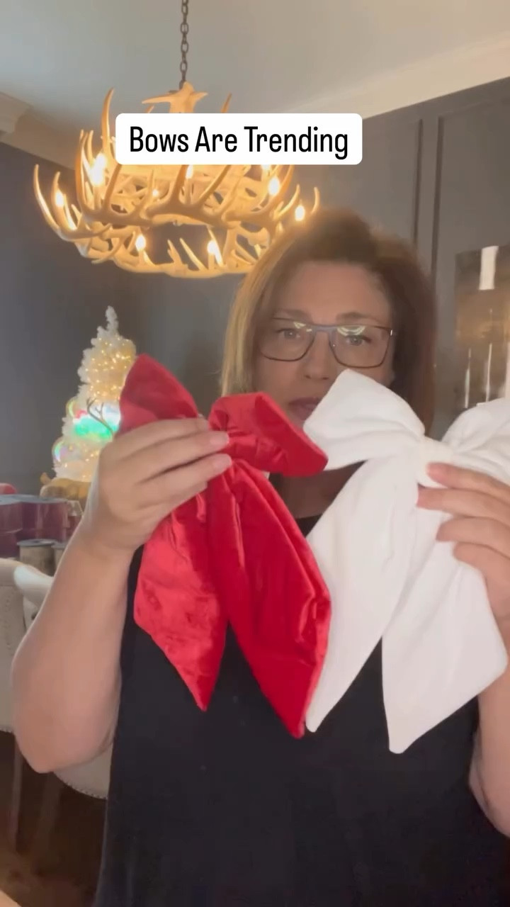 🎀 Bows are trending in a giant way this year! 🎀 Comment “Decor” if you are ready to try this trend.

You’ve seen those huge bows at the tops of trees, but if you want to try the bow trend on a smaller scale, these clip-on bow ornaments are the way to go! 🙌

They’re ready to use (no bow-making required), inexpensive, and so easy to add throughout your tree. When I was at market, I saw trees covered in bows this size — and they were stunning! ✨

I’m using a red and white color scheme on a tree this year, and I think these would look super cute for that look. ❤️🤍

Comment “Decor” for links to these bow ornaments!

#ChristmasTree #Decorating #BowTrend #ChristmasDecor #Bows #Christmas #HolidayDecor #Christmas #ChristmasDecorating #trending #trends #Christmastrend #Christmastrends