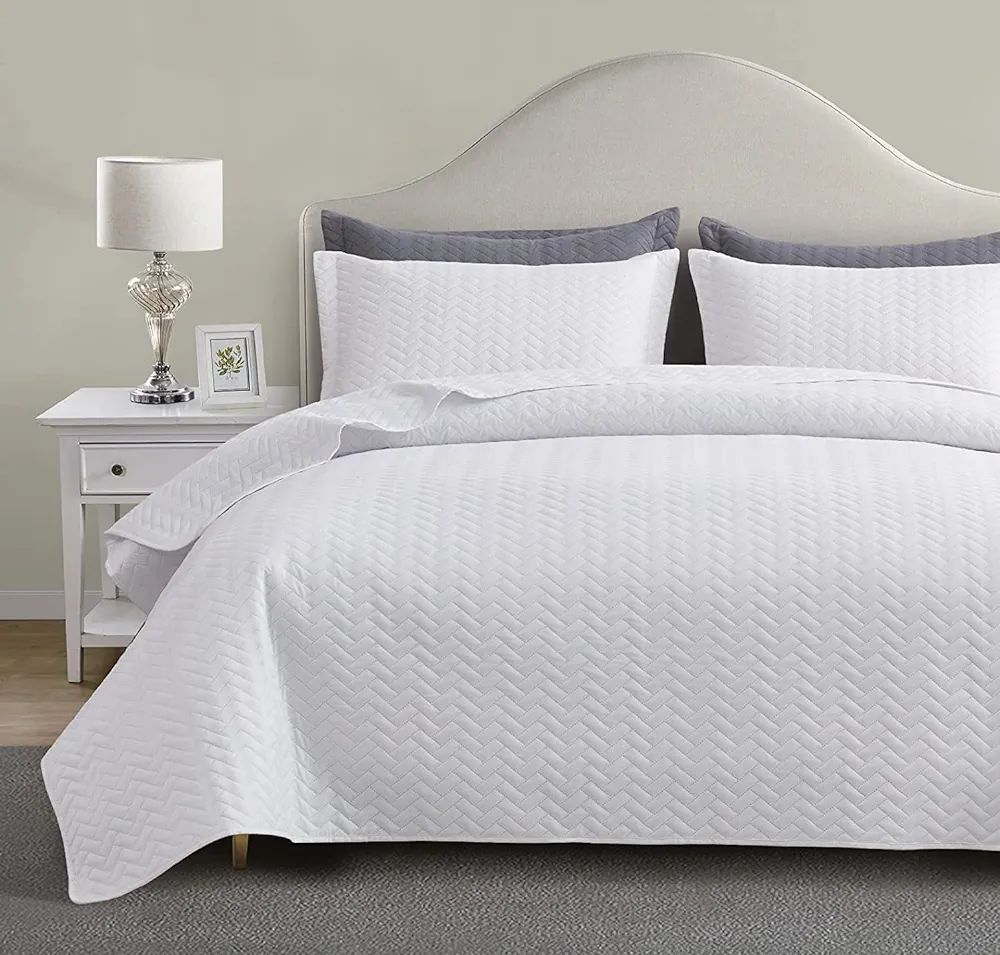 Maple&Stone White Quilt Set Queen Size, Lightweight Bedspread Ultrasonic Chevron Pattern Light Co... | Amazon (US)