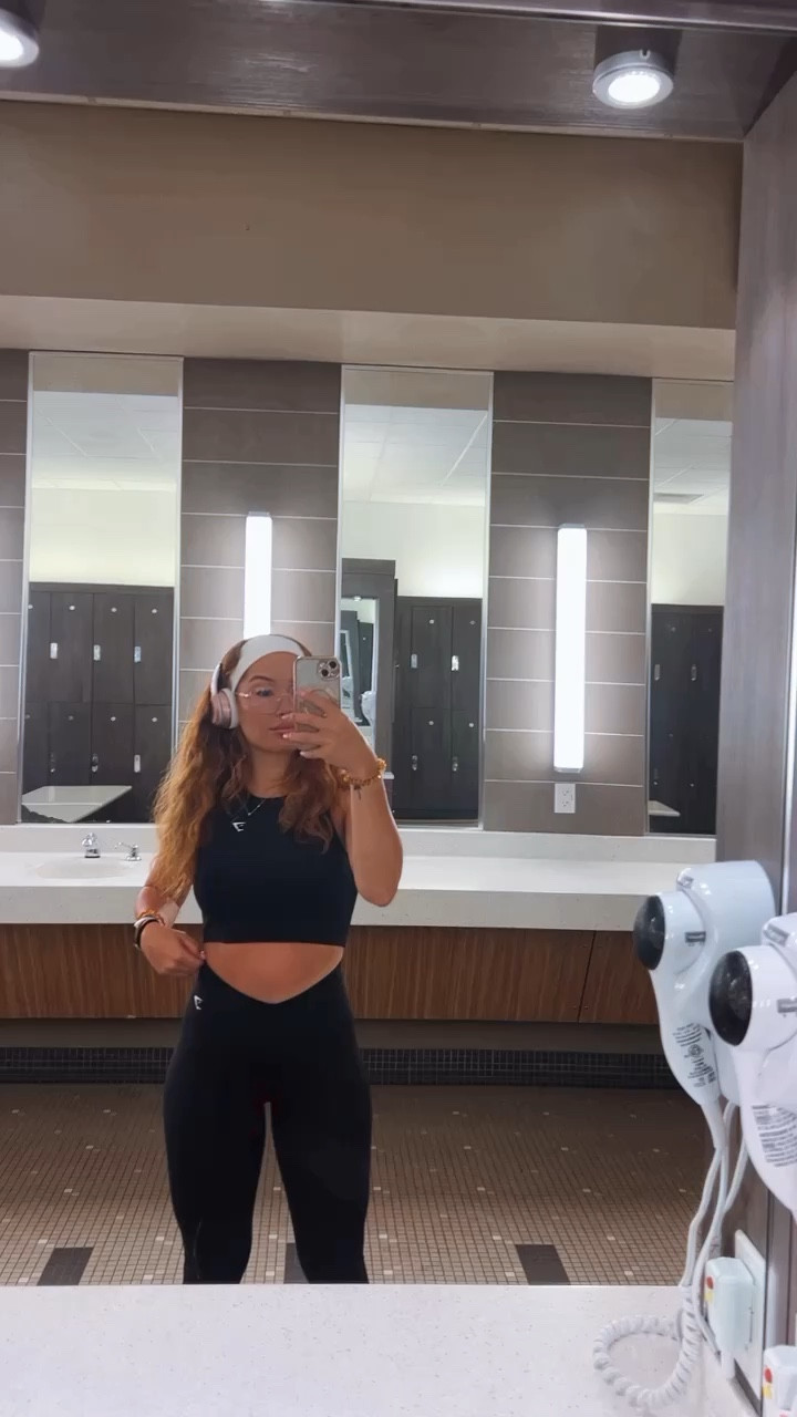 Wearing size XS on bottoms - med/light compression around waist and didn’t fall down -  

Wearing size small in racer top- I’m 34C

#LTKFitness #LTKActive #LTKFindsUnder50