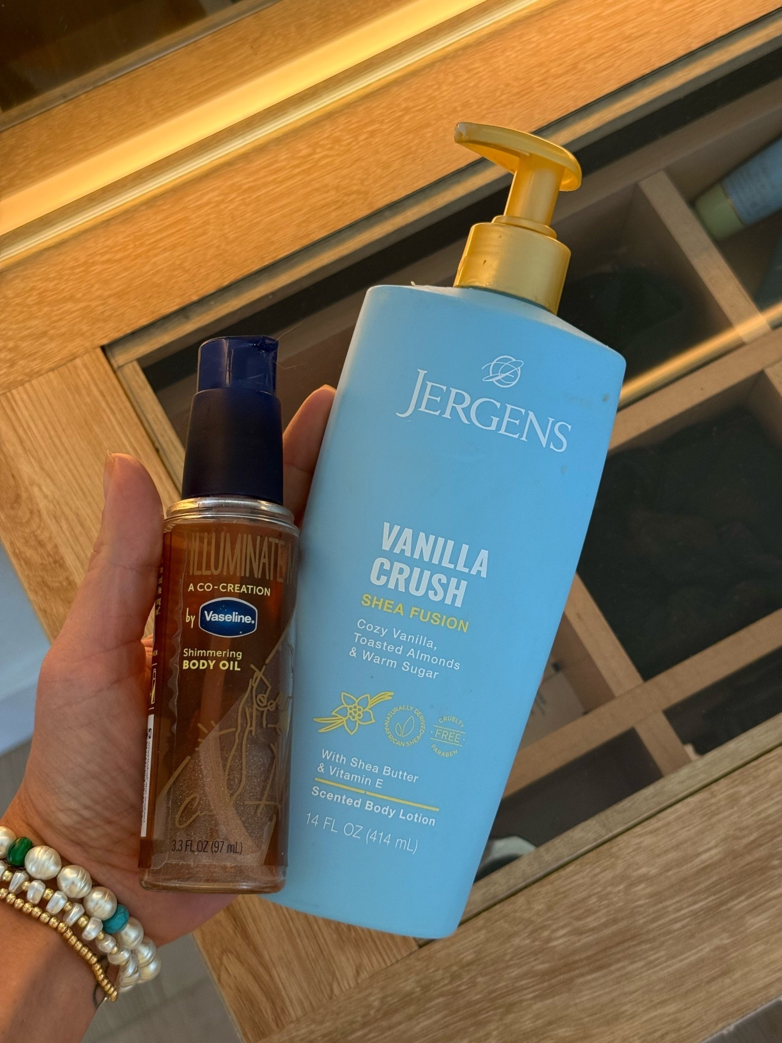 Been loving this combo on my legs! @jergens x @vaseline mixed for a nourished glow! 

Lotion 
Self care