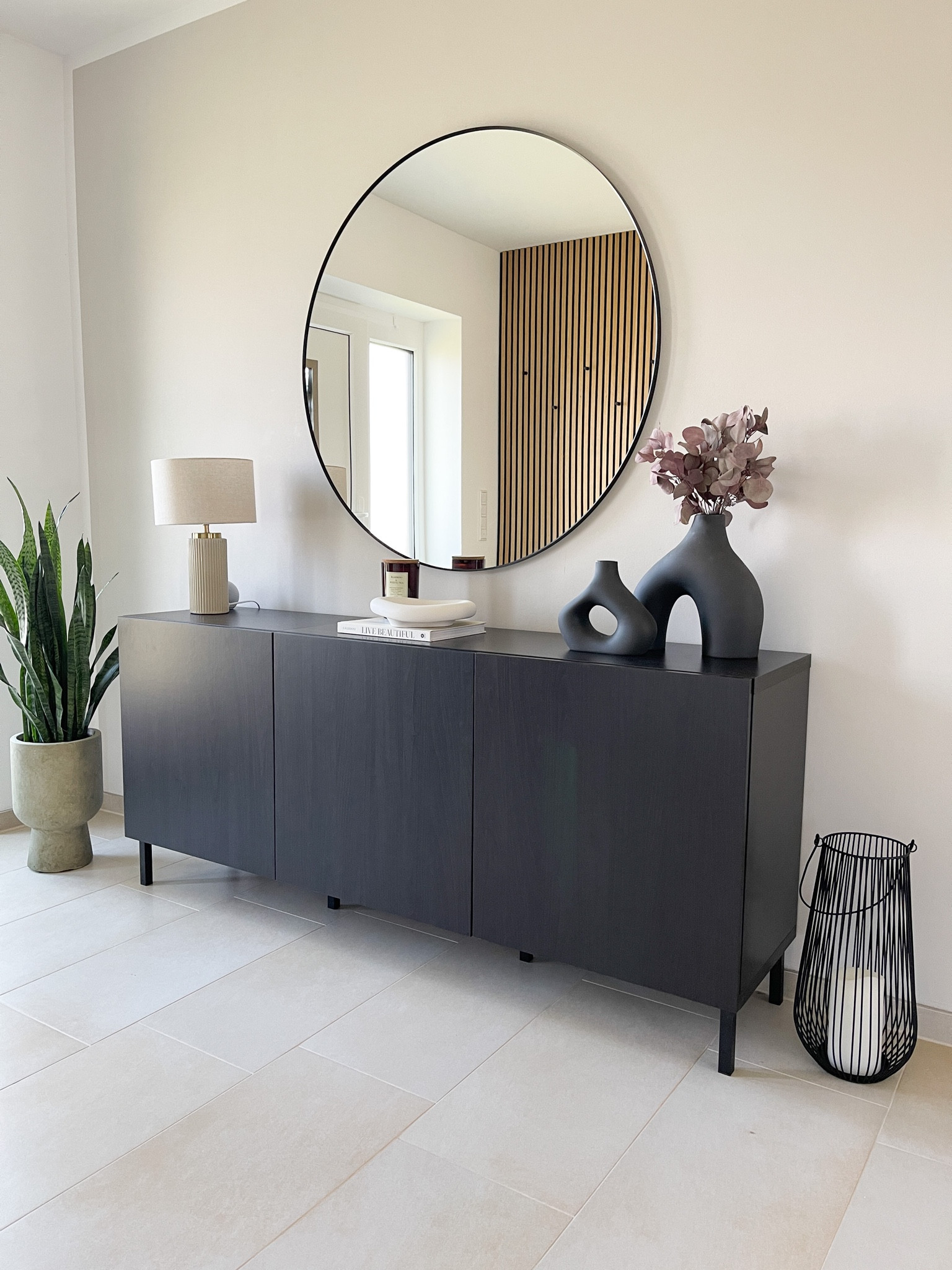 Sideboardstyling 🫶🏼

#interior #interiordesign #Sideboardstyling #decotrend #decolove 

#LTKfamily #LTKFind #LTKhome