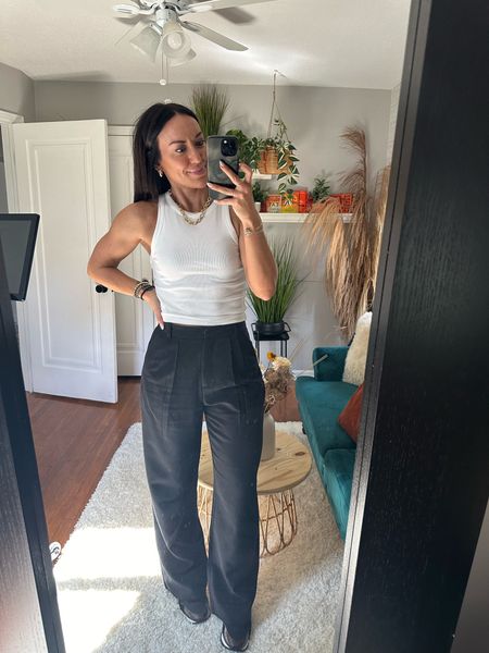 She’s giving casual chic 🤍🖤

These Abercrombie pants are my fav of all time!

#LTKfindsunder100