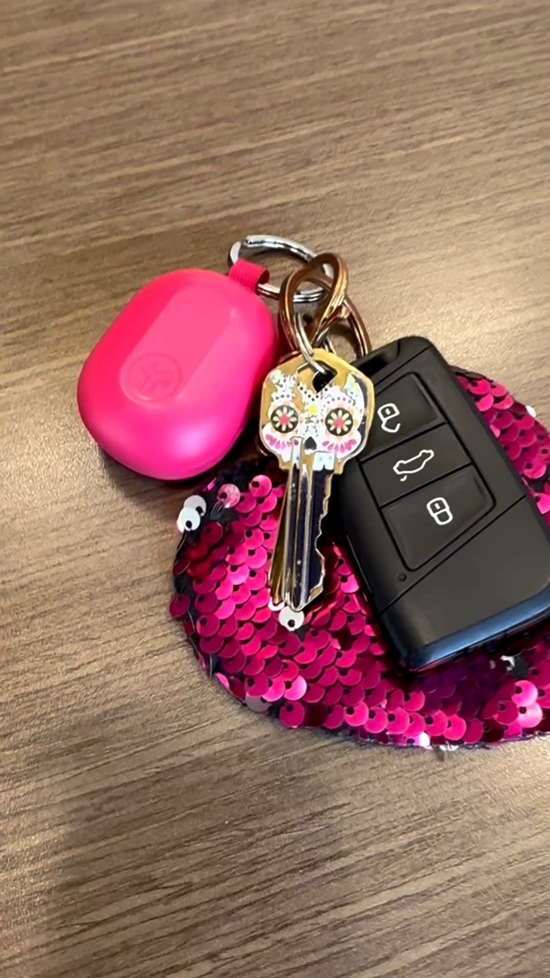 Tiny but loud 🔊 and water resistant…perfect fot people with small ears or anyone looking to be discrete with their listening 👂🏾 

#earbuds #jlab #audio #techfinds
